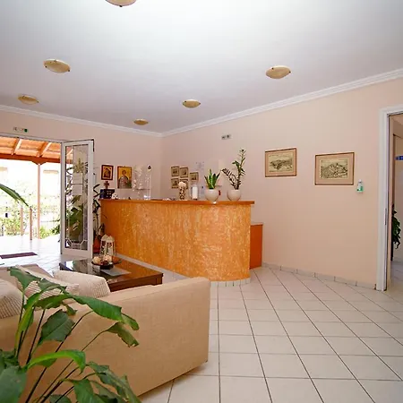 מלון דירות Agios Sostis 3*